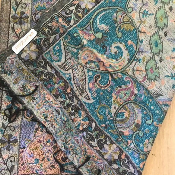 Beautiful Cashmere Pashmina wrap large size 68" length x 26" width - Picture 4 of 4
